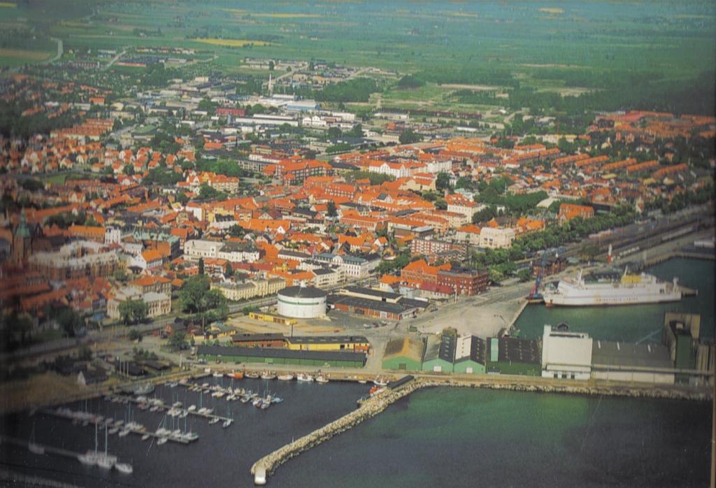En låda Österlen - 10 bilder stort format från luften : Ystad/Brösarp/Skillinge/Gärsnäs/ Kåseberga/Simrishamn/Tomelilla//Hammenhög/Kivik/Borrby