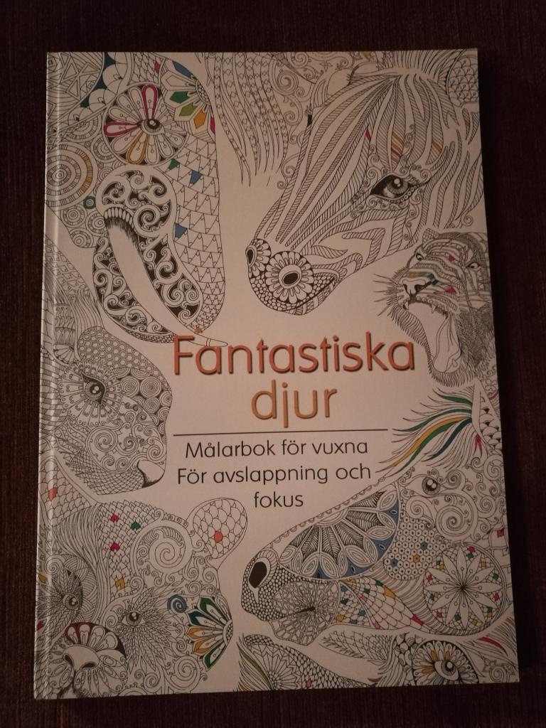 Fantastiska djur. Målarbok för vuxna. För avslappning och fokus