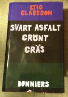Svart asfalt grönt gräs