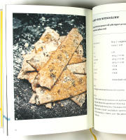 KNÄCKEBRÖD – En bok om livets hårda