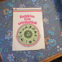 Harlekins lilla astrologibok : lättläst introduktion i astrologins grunder och stjärntecknens kärleksaspekter