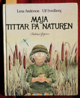 Maja tittar på naturen