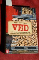 Ved : allt om huggning, stapling och torkning - och vedeldningens själ