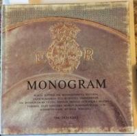 Monogram. Korta notiser om monogrammets historia, från bokmärken till kungliga namnchiffer. Om monogram på textil, porslin, metall och andra material. Föremål från Nordiska museet