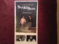 Rusar i hans famn.
